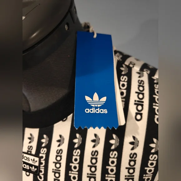 ❗NWT Adidas Black and White Women's Crop Long Sleeve Logo Top Size Medium - Picture 3 of 5